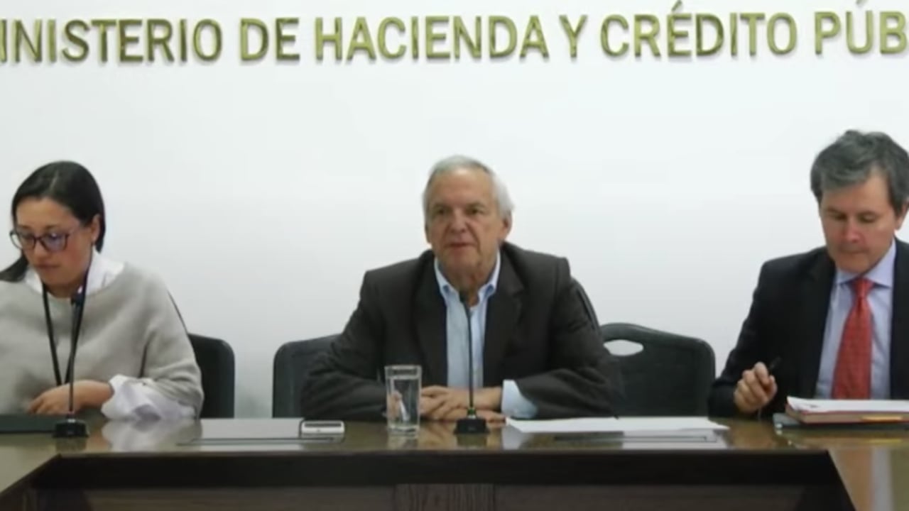 Ministro de Hacienda, Ricardo Bonilla y José Roberto Acosta, director de crédito público.