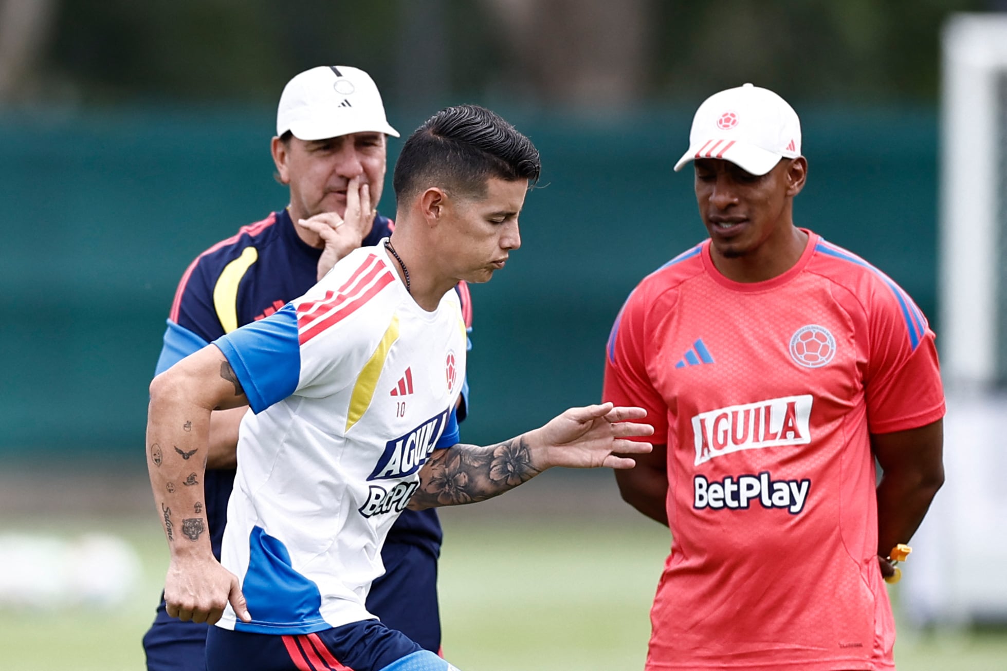 Colombia's Argentine head coach Nestor Lorenzo (L) watches as Colombia's midfielder #10 James Rodriguez (C) takes part in a training session at Academia Atlas FC in Guadalajara, Mexico, on June 15, 2026, during the 2026 World Cup football tournament. (Photo by Ulises RUIZ / AFP)