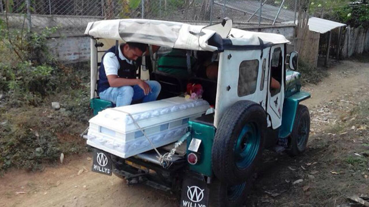 Este es el ataúd de Yurani Yanqui, quien murió mientras dormía por un ataque de las FARC.