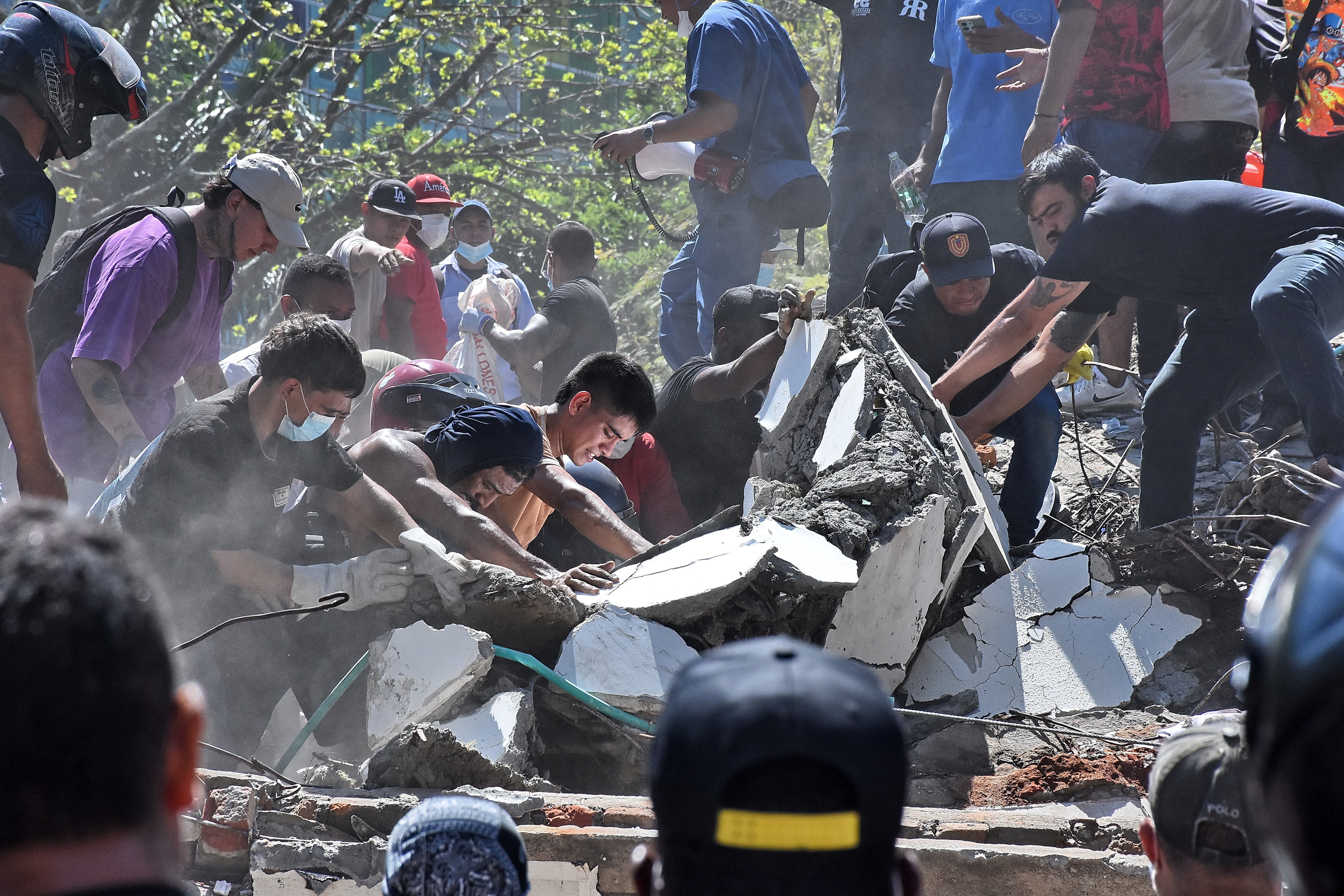 Terremoto en Cali, Colapso de infraestructura en diferentes lugares de la ciudad. Clínica de Colores, DESA, Galería Alameda, Edificaciones sobre la avenida roosvelt y al frente del coliseo de Hockey Miguel Calero.
