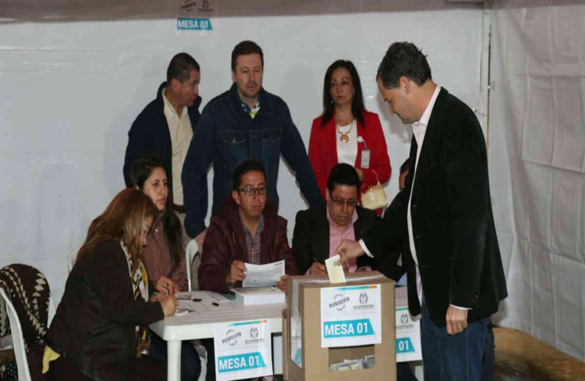 El alto comisionado por la Paz, Sergio Jaramillo, también ejerció su derecho al voto en la Plaza de Bolívar. Foto: Guillermo Torres / SEMANA.