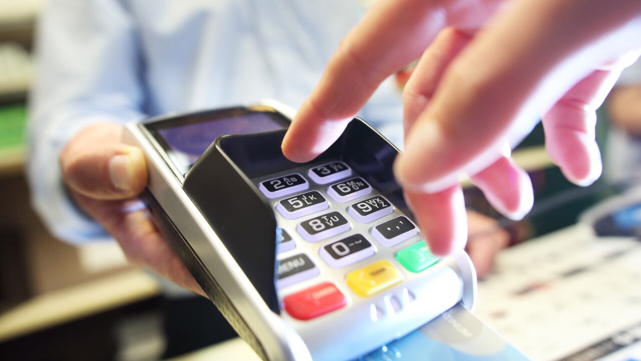 Máquina de tarjetas que se utiliza en la tienda Datafono