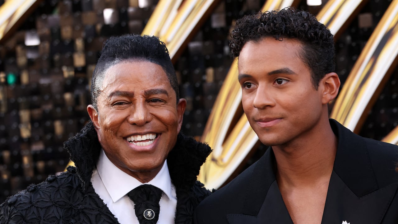 Jermaine Jackson junto a su hijo el actor Jaafar Jackson durante la premiere de 'Michael' en el Teatro Dolby en Hollywood.
