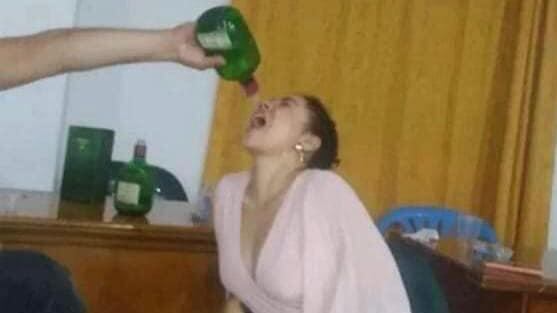 Una concejal fue captada consumiendo licor en las instalaciones del recinto.