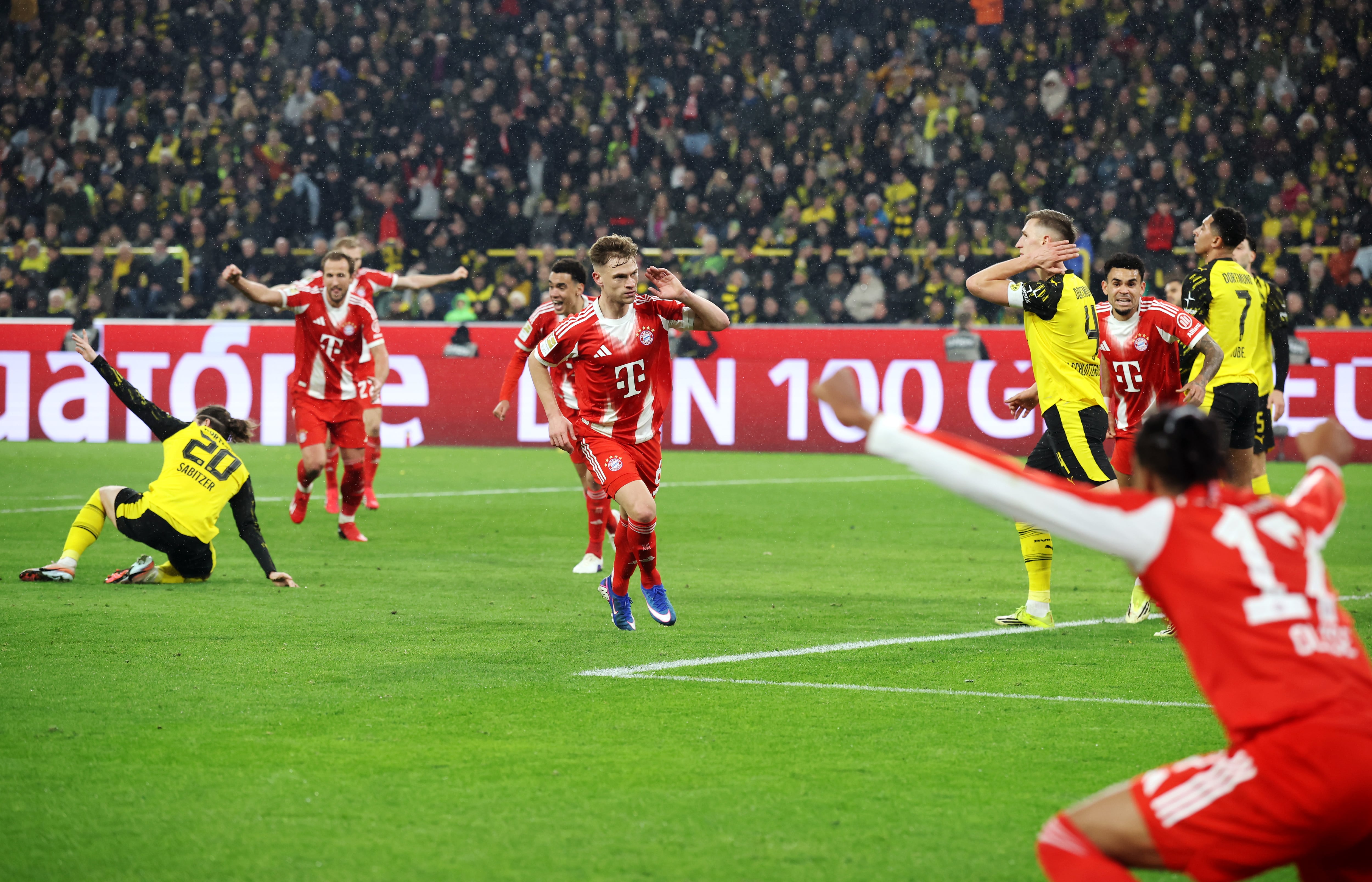 Borussia Dortmund y Bayern Múnich en un partido de la temporada anterior en Alemania