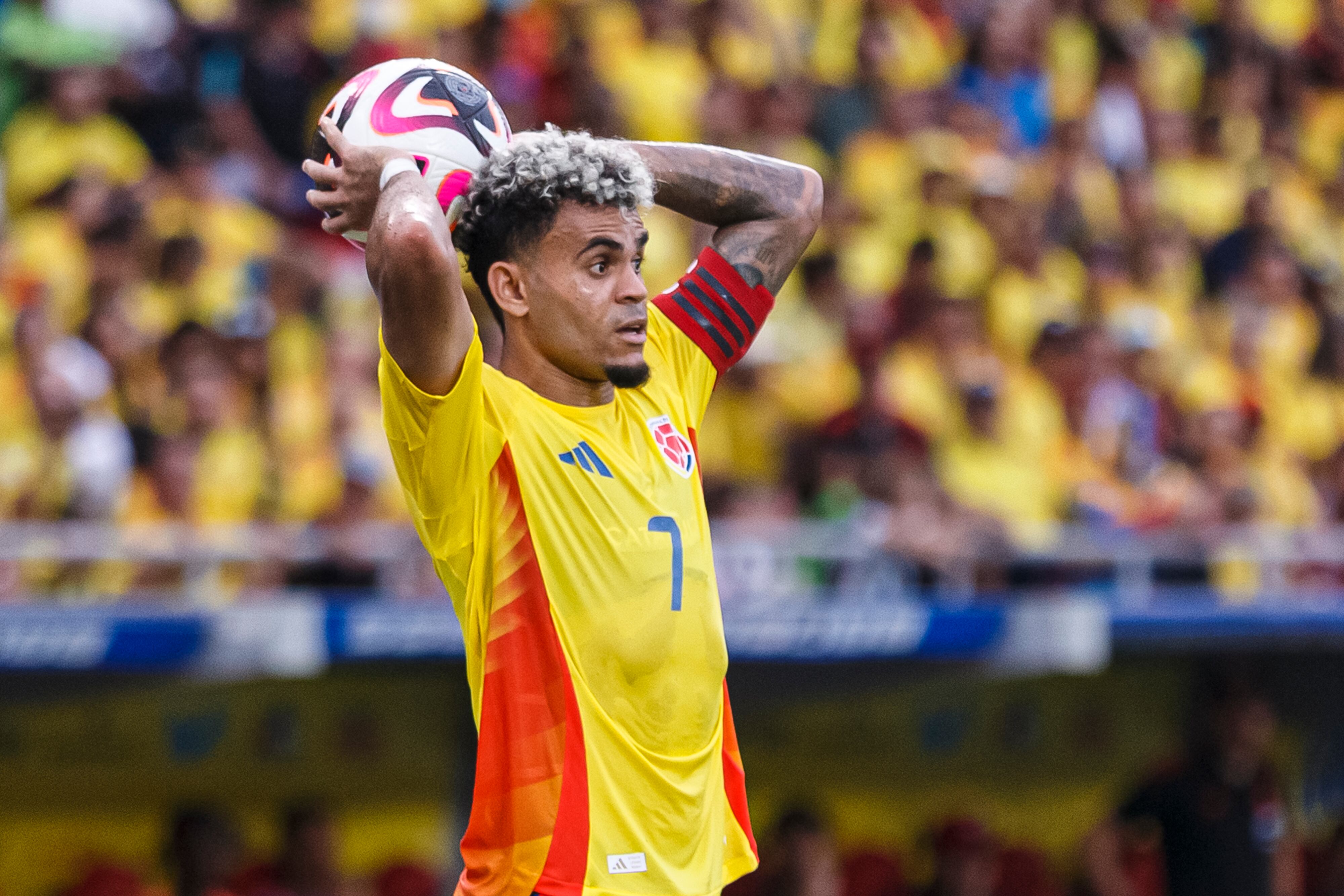 BARRANQUILLA, COLOMBIA - SEPTEMBER 10: Luis Diaz of Colombia serves the ball during the FIFA World Cup 2026 Qualifier match between Colombia and Argentina at Roberto Melendez Metropolitan Stadium on September 10, 2024 in Barranquilla, Colombia. (Photo by Martín Fonseca/Eurasia Sport Images/Getty Images)