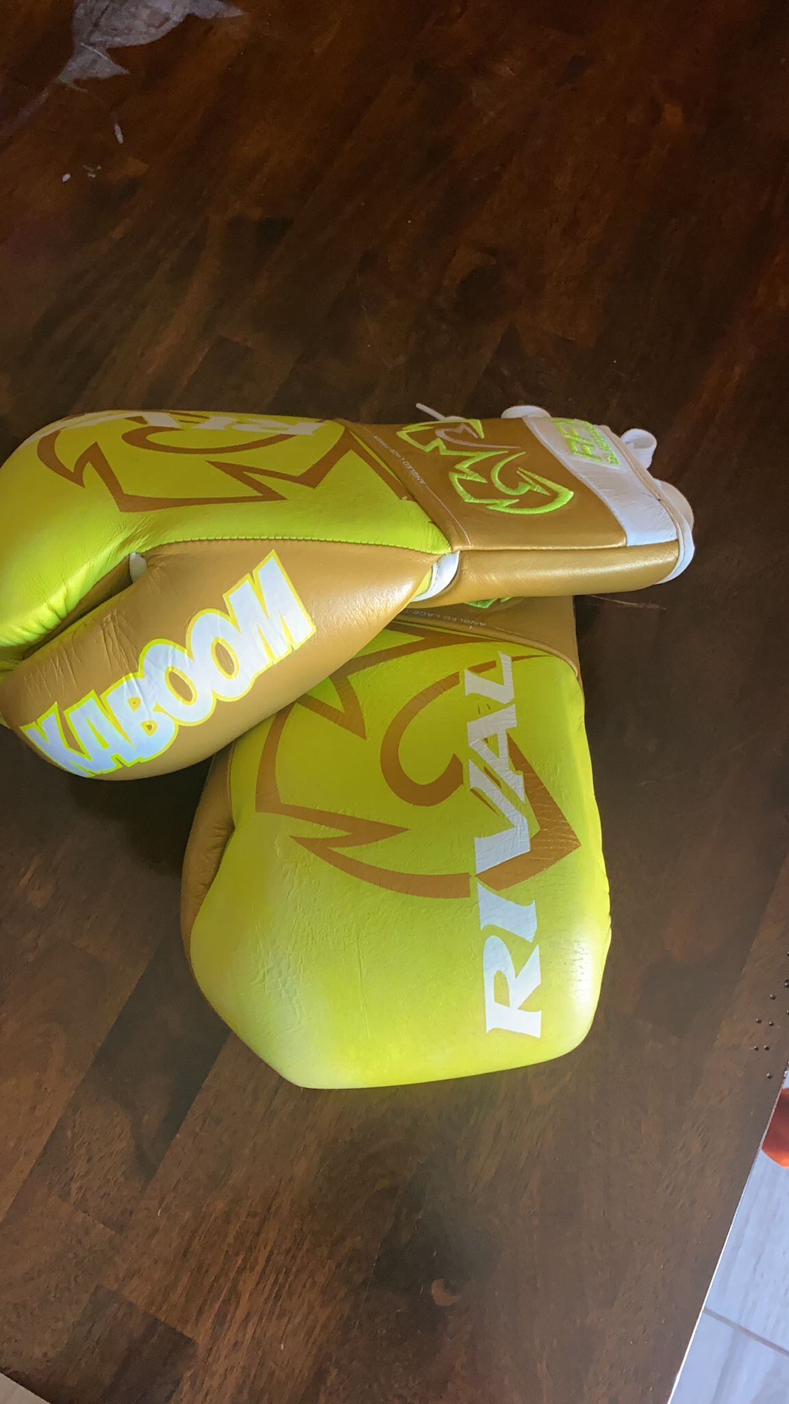 Guantes hurtados de Óscar Rivas