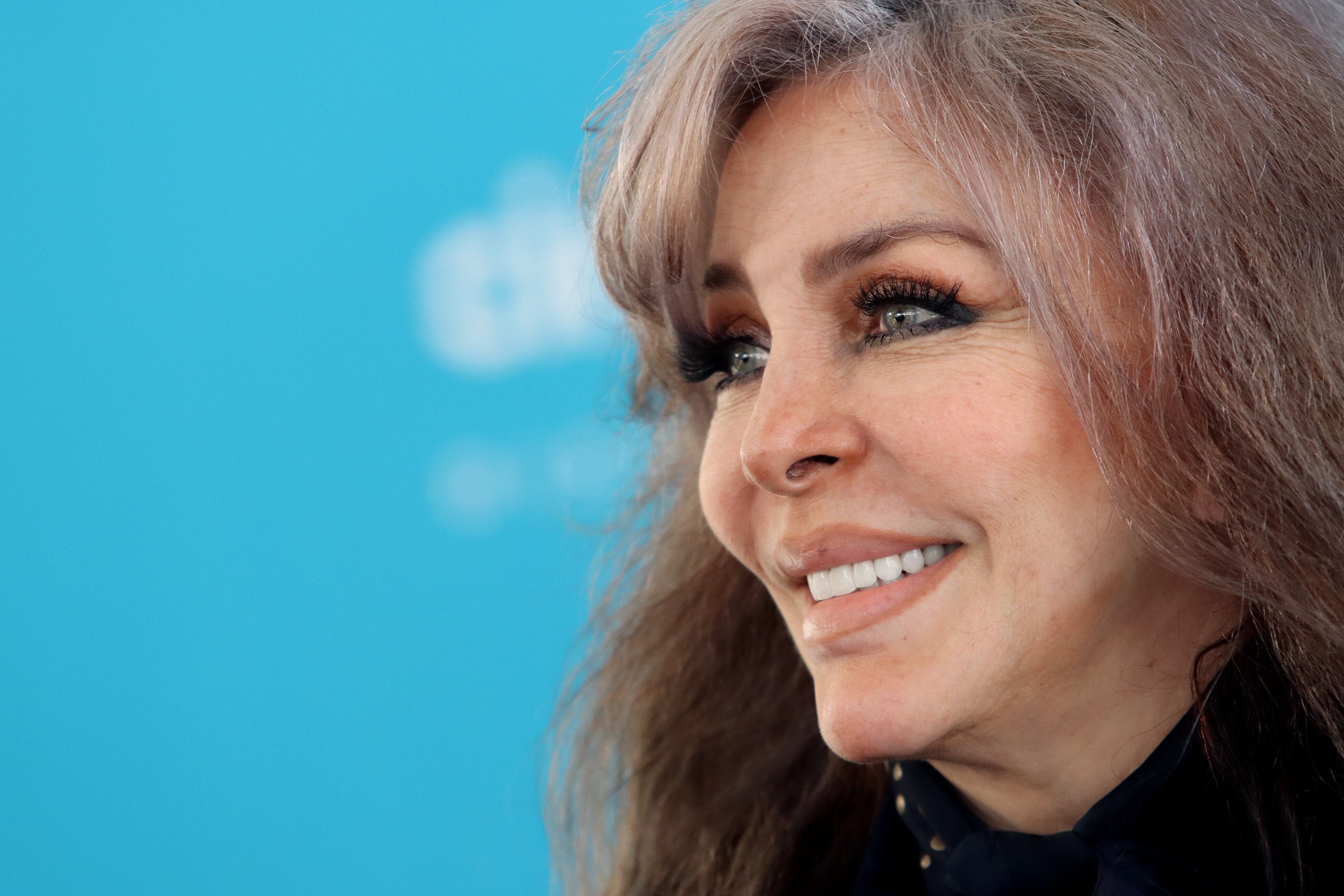 Verónica Castro en medio de una rueda de prensa por el lanzamiento de la película "Dime cuando tú".