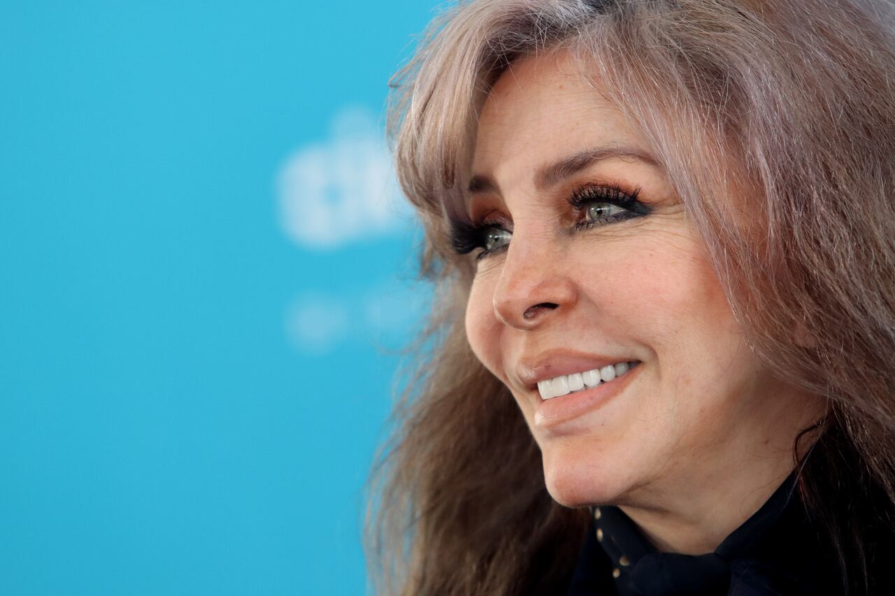 Verónica Castro en medio de una rueda de prensa por el lanzamiento de la película "Dime cuando tú".