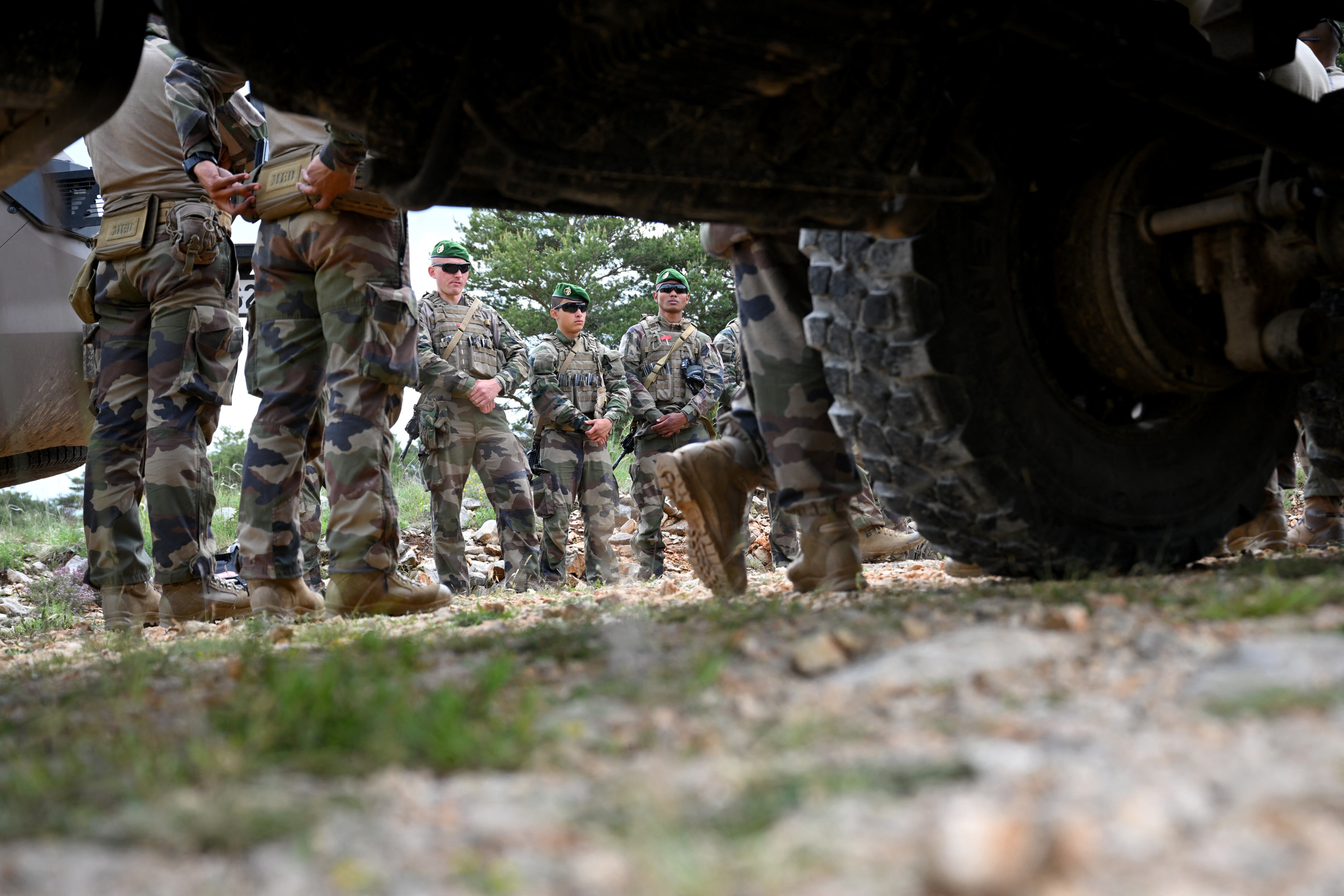 Soldados de la Legión Extranjera Francesa (Legion etrangere) asisten a una sesión informativa mientras participan en un ejercicio de entrenamiento en terrenos militares en Canjuers, sur de Francia, el 28 de mayo de 2024