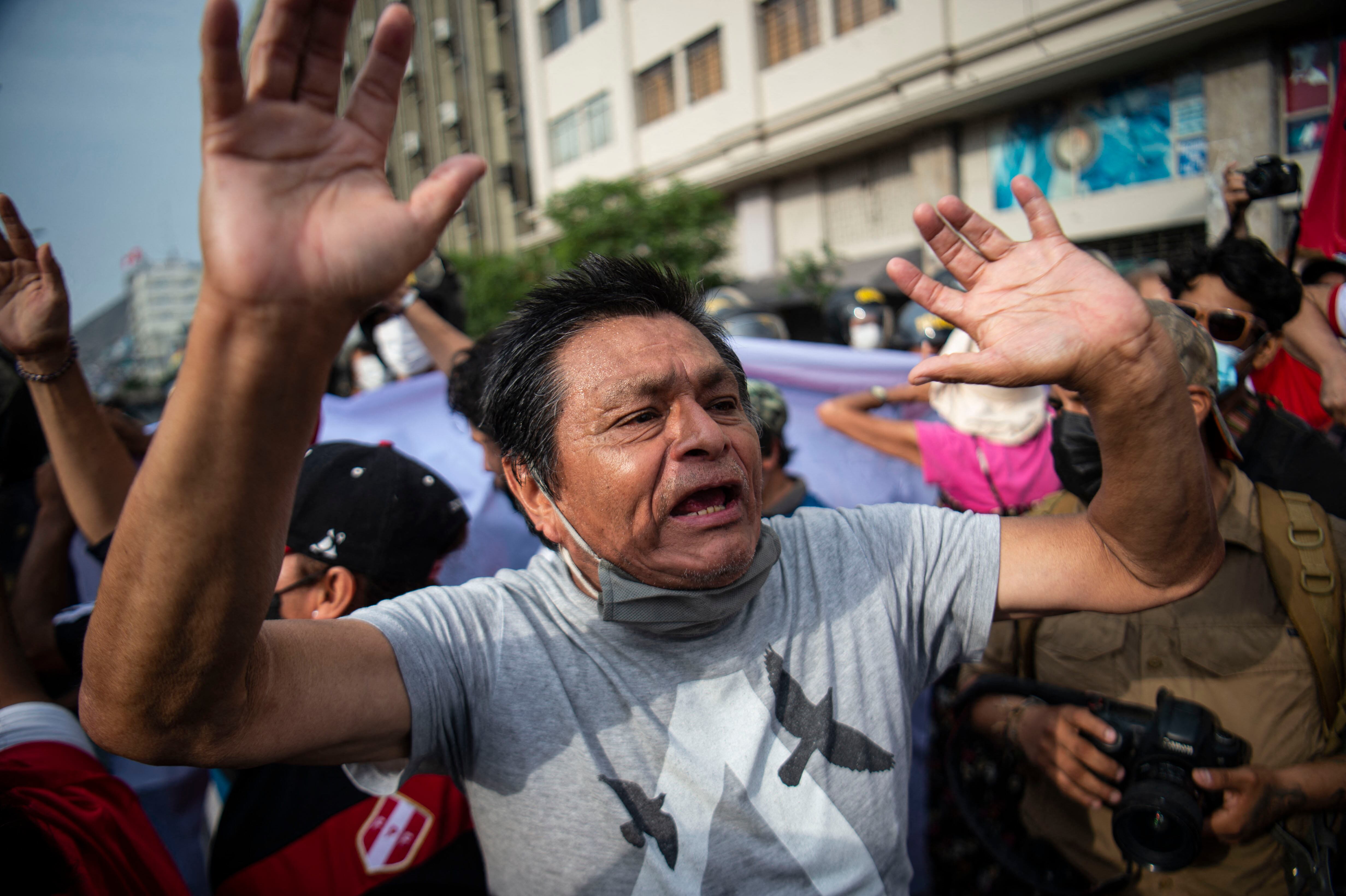 El presidente peruano, Pedro Castillo, anunció el fin de un toque de queda en la capital, Lima, con el objetivo de contener las protestas contra el aumento de los precios del combustible luego de las conversaciones de crisis con el Congreso.