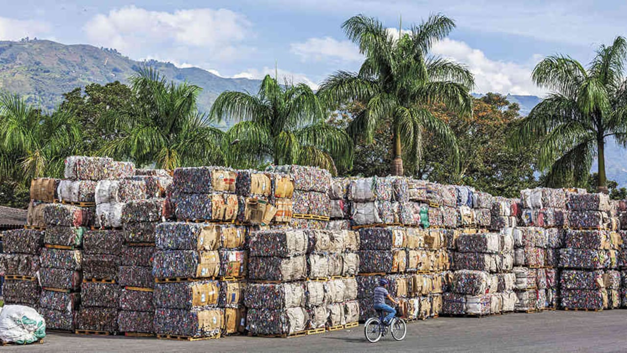 La planta de Enka transforma 33.000 toneladas de botellas plásticas al año.