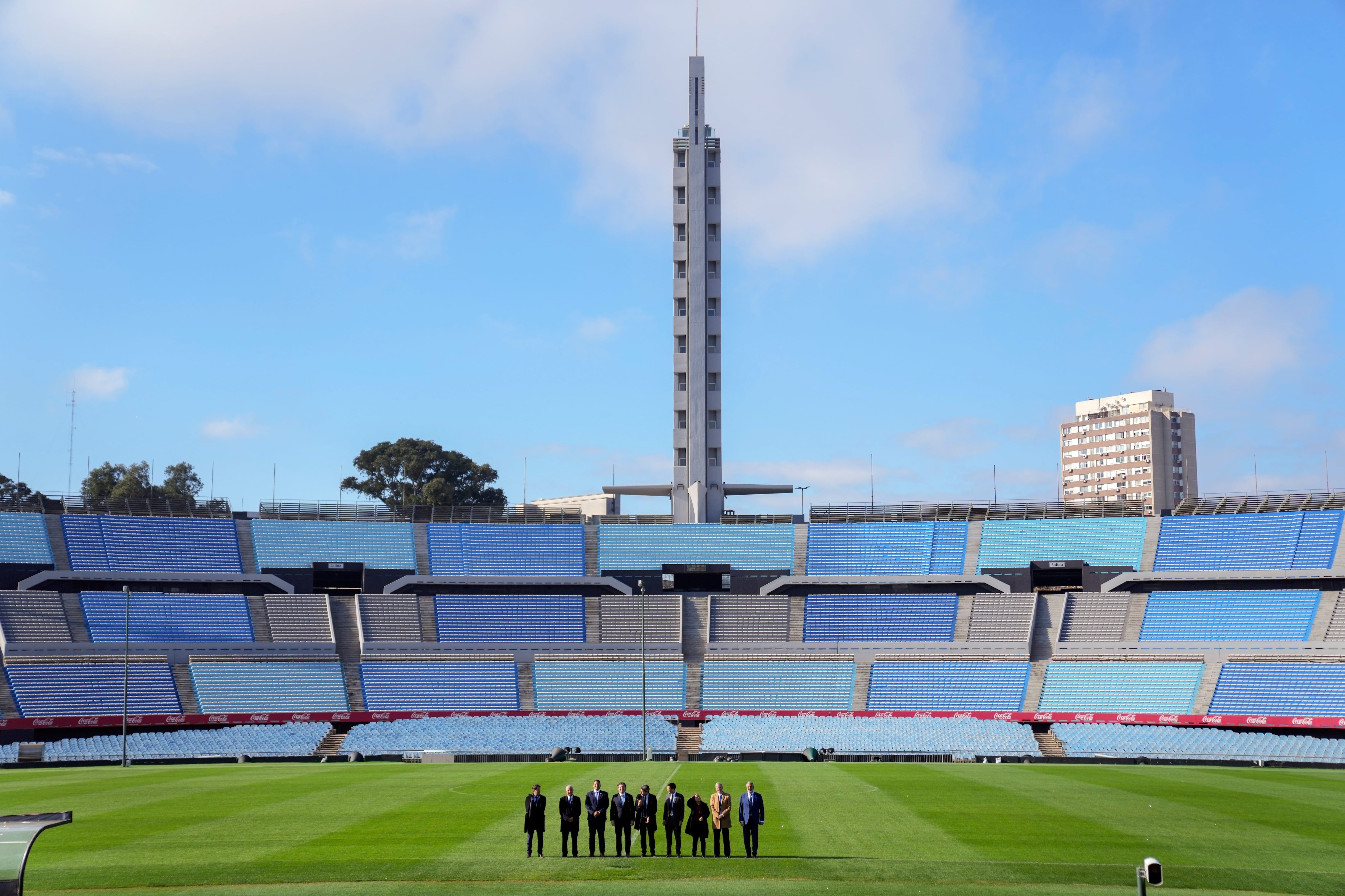 ARCHIVO - Funcionarios caminan en el Estadio Centenario en Montevideo, Uruguay, el martes 2 de agosto de 2022. Se jugará una Copa Mundial 2030 única en Europa y África con la sorprendente incorporación de Sudamérica. Un atractivo clave del proyecto sin precedentes de tres continentes se abrirá en la capital uruguaya de Montevideo, donde el Estadio Centenario fue sede de la final inaugural de la Copa del Mundo de 1930. (Foto AP/Matilde Campodonico, archivo)