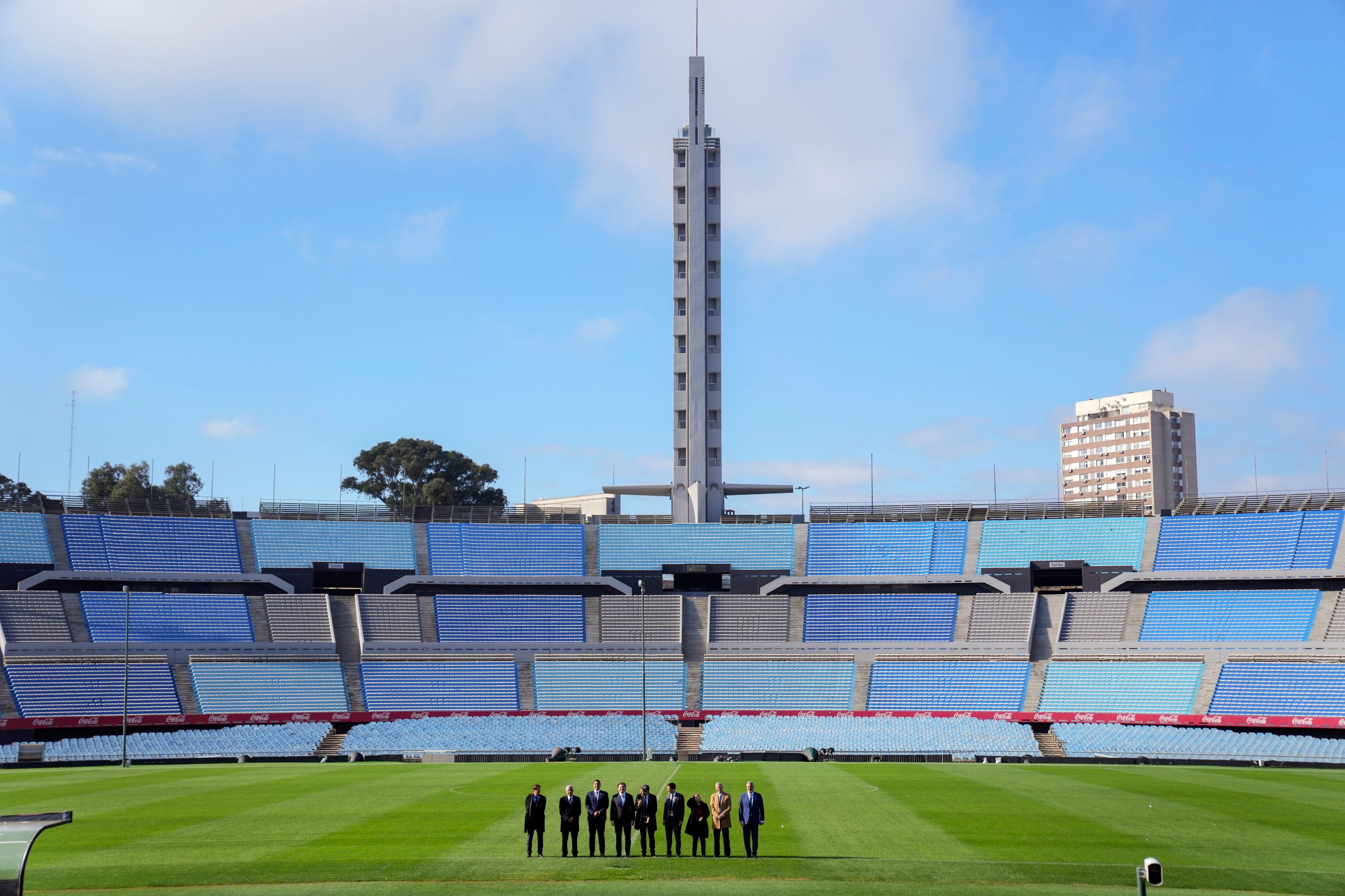 ARCHIVO - Funcionarios caminan en el Estadio Centenario en Montevideo, Uruguay, el martes 2 de agosto de 2022. Se jugará una Copa Mundial 2030 única en Europa y África con la sorprendente incorporación de Sudamérica. Un atractivo clave del proyecto sin precedentes de tres continentes se abrirá en la capital uruguaya de Montevideo, donde el Estadio Centenario fue sede de la final inaugural de la Copa del Mundo de 1930. (Foto AP/Matilde Campodonico, archivo)