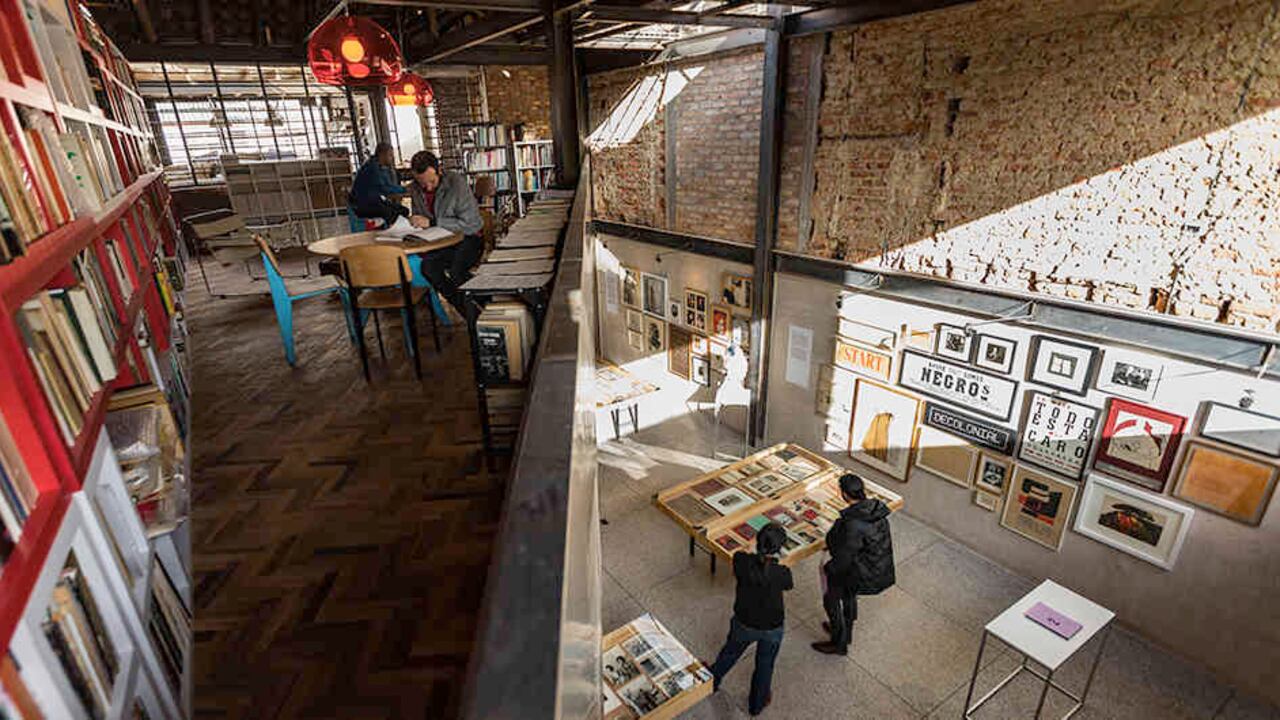 La sede tiene dos espacios: una sala de exposiciones gratuita para el público y otra para que los investigadores puedan hacer sus consultas. Foto: Esteban Vega - SEMANA