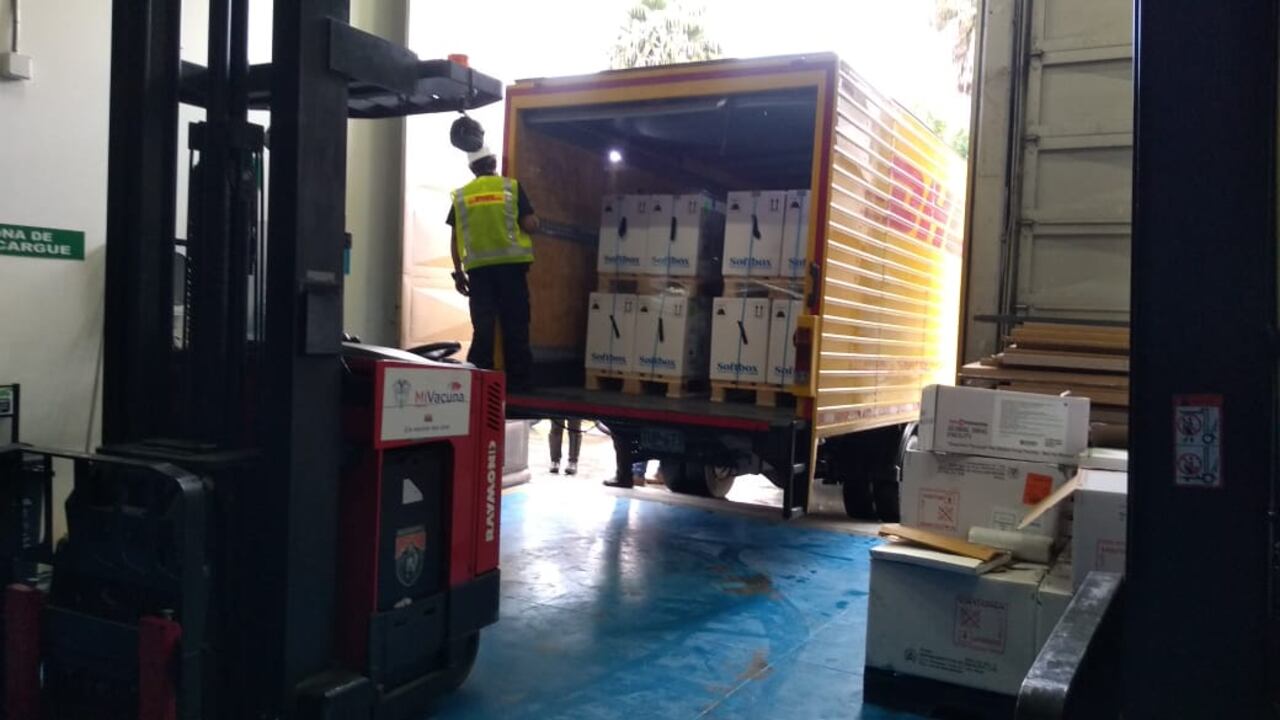 Colombia recibió dos importantes lotes de vacunas de Moderna y AstraZeneca contra el coronavirus