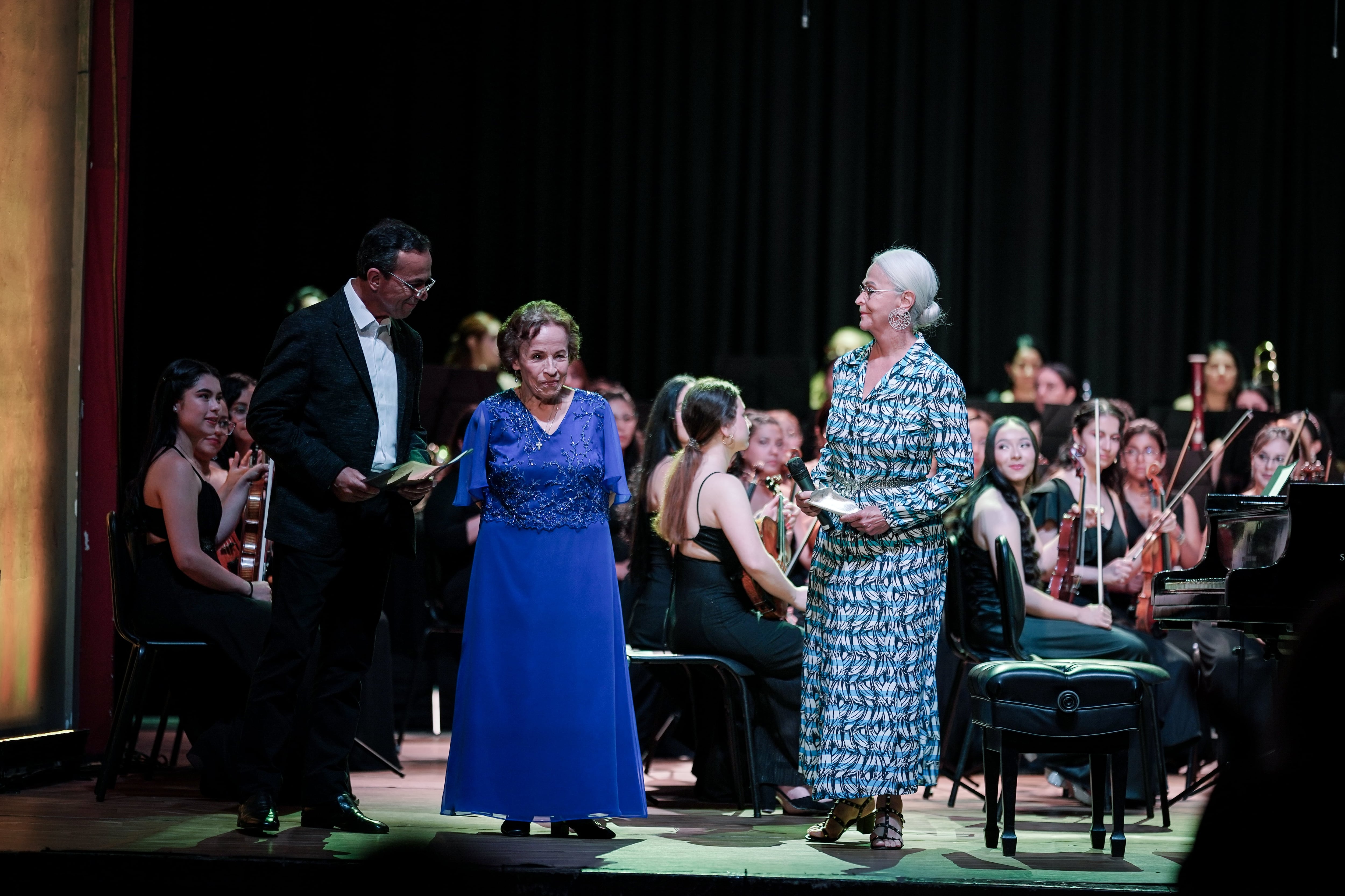 Julia Salvi entrega distición a la maestra Blanca Uribe en el Teatro Tolima en el IV Ibagué Festival 2023
