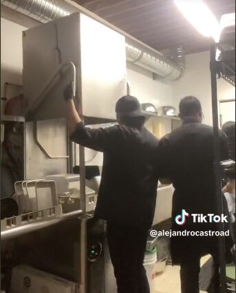 Alejandro Castro, colombiano que trabaja lavando platos en Canadá