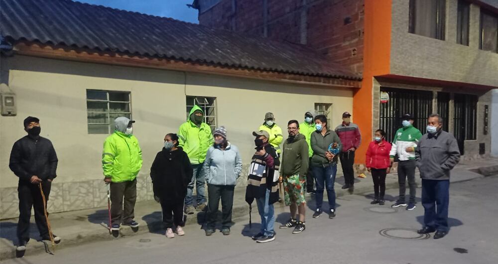 Con palos y bates, los vecinos del barrio San Francisco de Madrid, Cundinamarca, protegen a quienes salen a trabajar en las madrugadas.