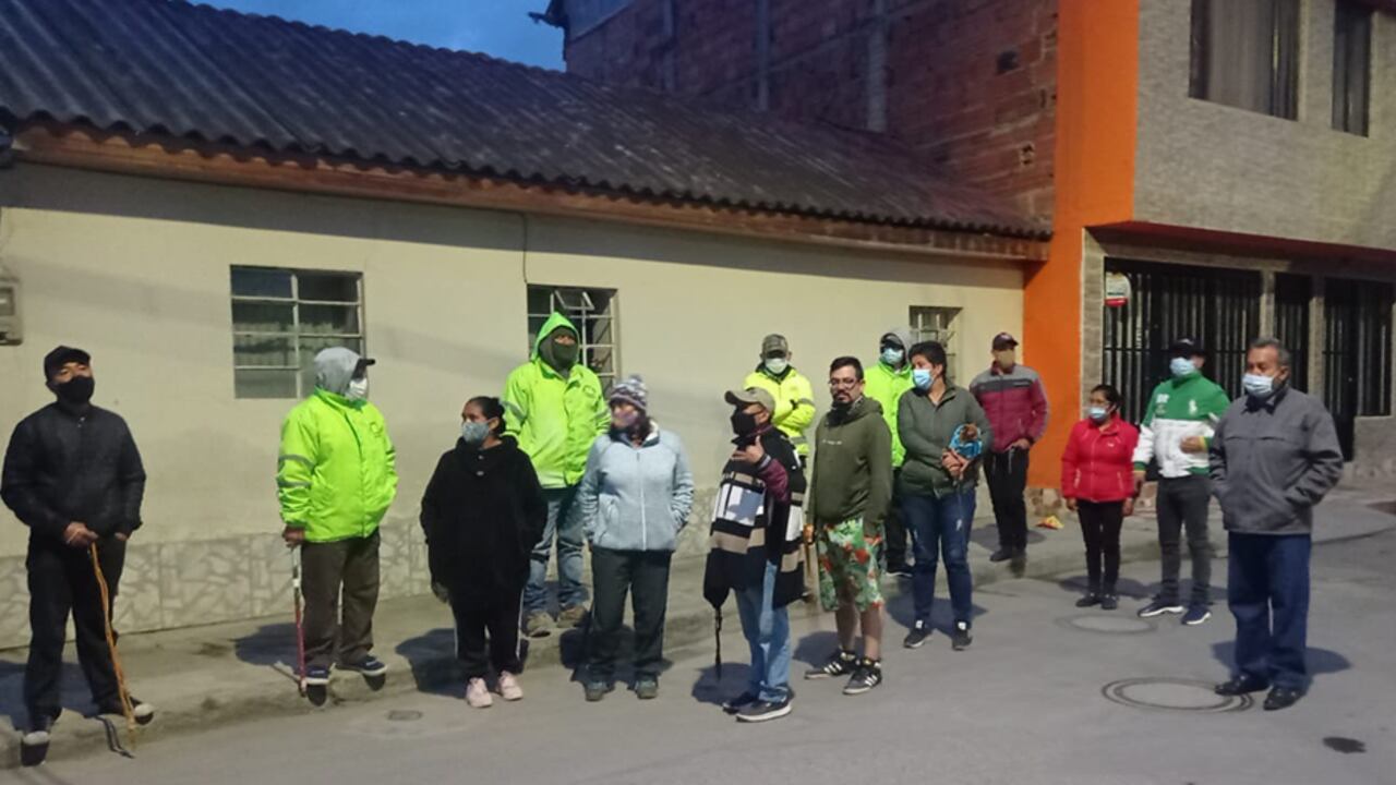 Con palos y bates, los vecinos del barrio San Francisco de Madrid, Cundinamarca, protegen a quienes salen a trabajar en las madrugadas.