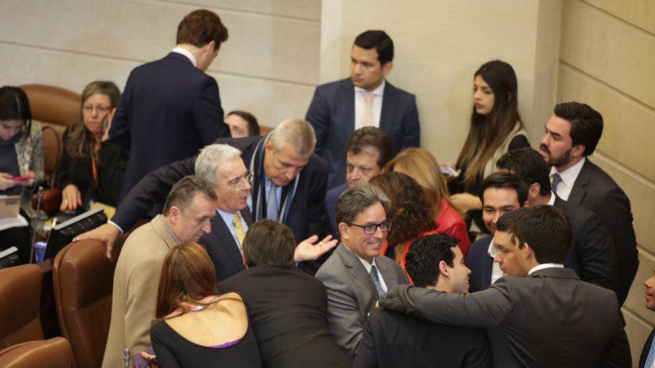 Representantes a la Cámara rodean al ministro de Hacienda, Alberto Carrasquilla, mientras se vota la Ley de Financiamiento