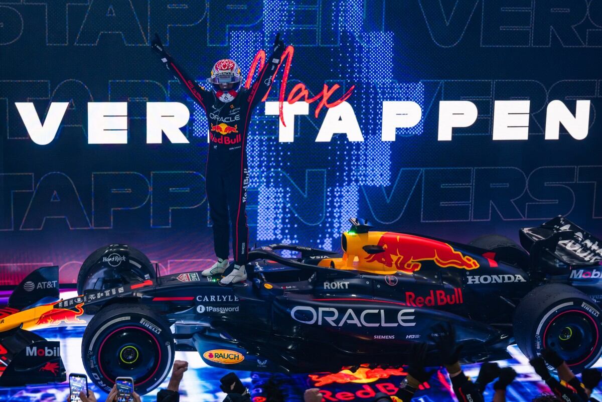 El piloto holandés de Red Bull Racing, Max Verstappen, celebra su victoria en el Gran Premio de Fórmula Uno de Qatar.