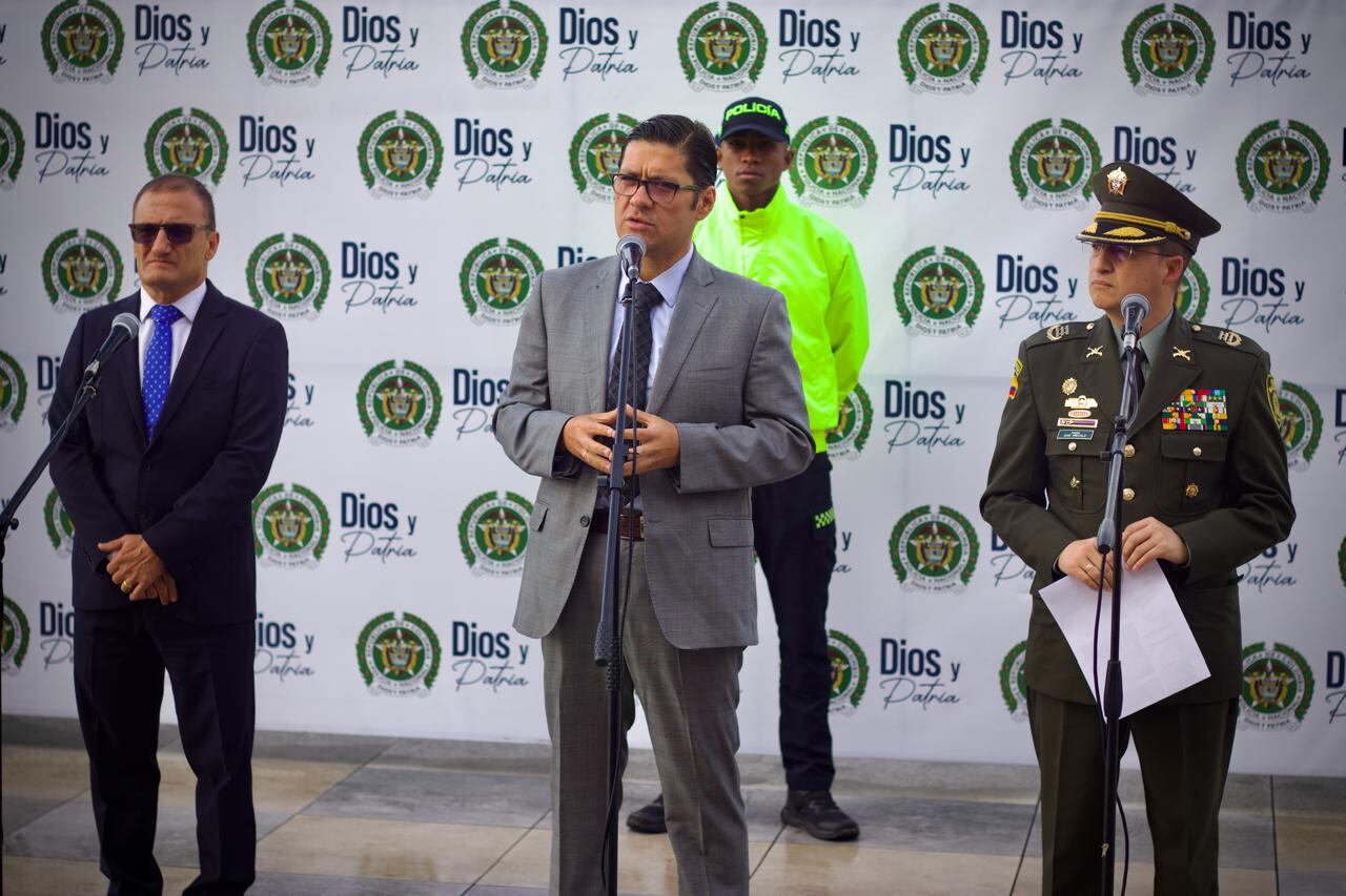 De izquierda a derecha: José Iván Caro, director de Extinción del Derecho de Dominio; César Restrepo,
Secretario de Seguridad; y coronel 
Juan Carlos Arévalo, subcomandante Policía Metropolitana de Bogotá.