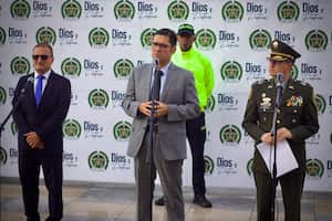 De izquierda a derecha: José Iván Caro, director de Extinción del Derecho de Dominio; César Restrepo,
Secretario de Seguridad; y coronel
Juan Carlos Arévalo, subcomandante Policía Metropolitana de Bogotá.