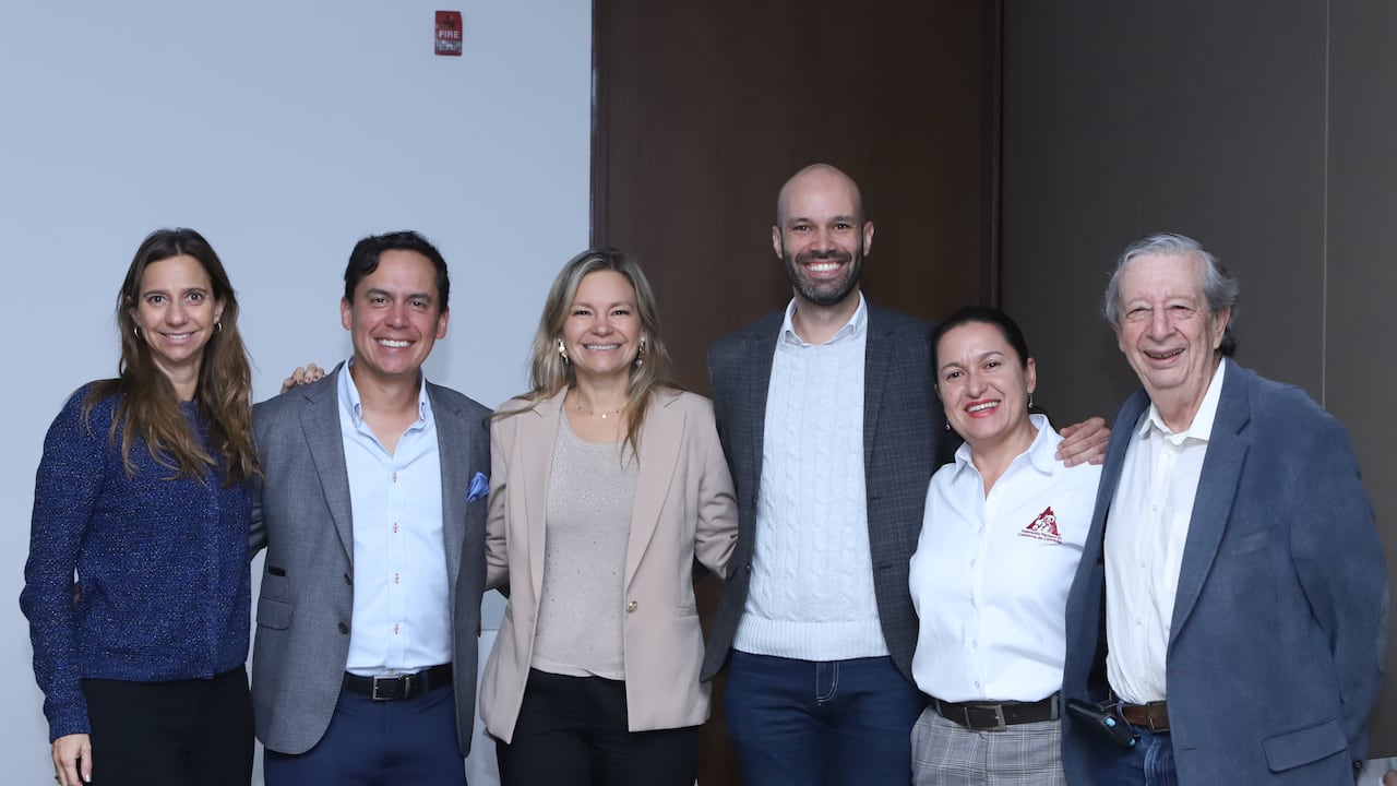 De izquierda a derecha: María Figueroa, consultora en educación, exdirectora del ICFES y exrectora del Colegio Marymount; Marcelo Burbano, cofundador de Arukay; Vicky Ricaurte, CEO de Arukay; Daniel Tobón, fundador y CEO de Welbin; Sonia Villegas, coordinadora del Programa de Educación de la Federación Nacional de Cafeteros, y Francisco Cajiao, miembro permanente de la Academia Colombiana de Pedagogía y Educación.