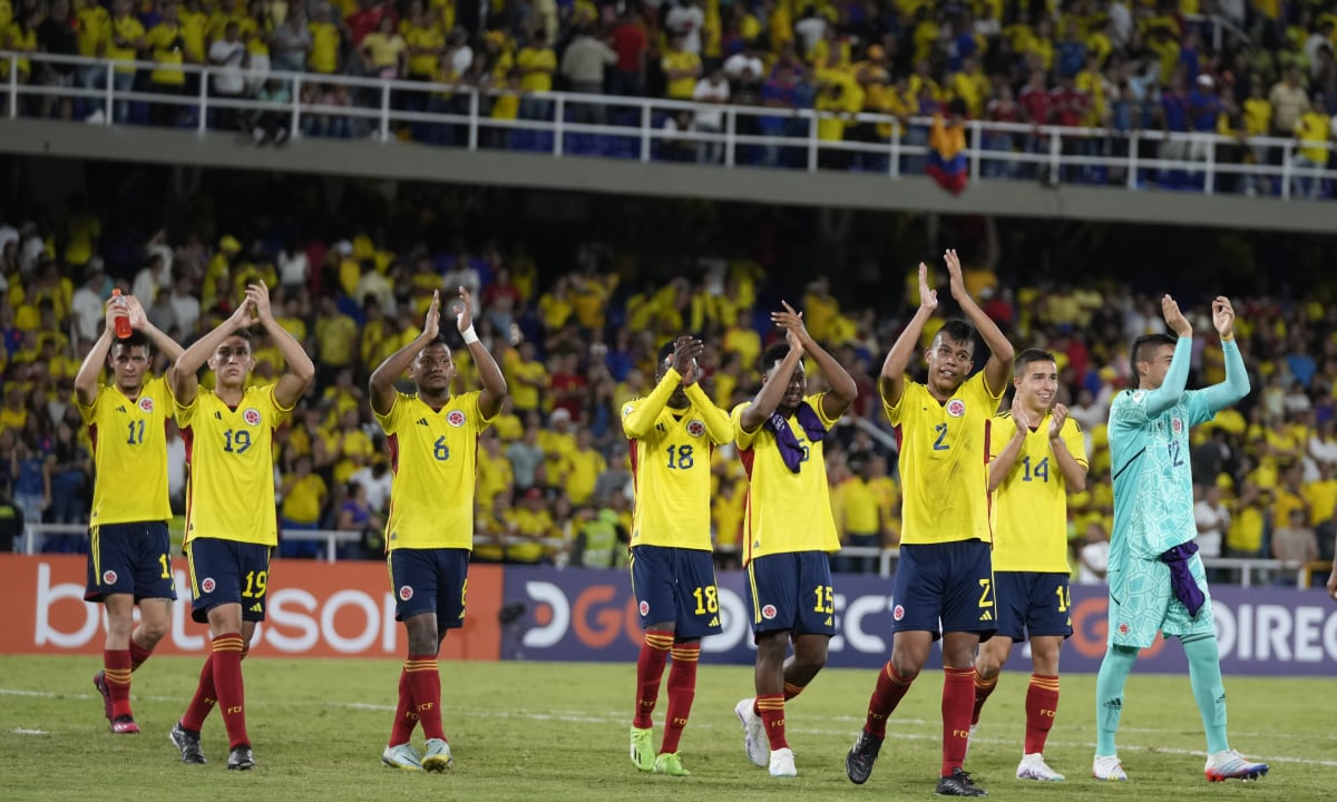 Players of Colombia celebrate defeating Argentina in a South America U-20 Championship soccer match in Cali, Colombia, Friday, Jan. 27, 2023. (AP/Fernando Vergara)