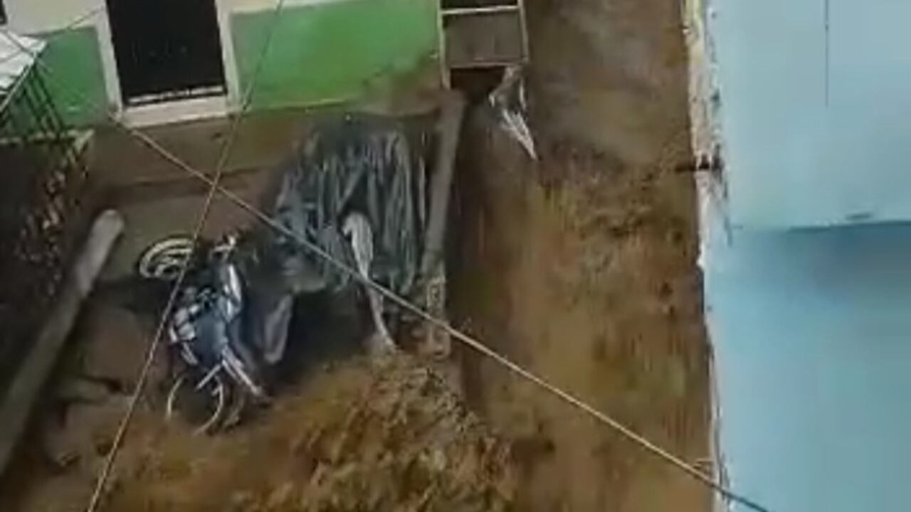 Fuerte aguacero causó inundaciones en la autopista Medellín - Bogotá y el municipio de El Peñol, Antioquia