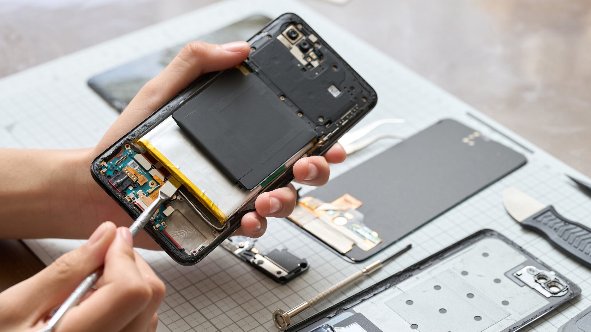 Los teléfonos móviles son dispositivos que, con el tiempo, pueden presentar fallos que requieren de una revisión técnica.