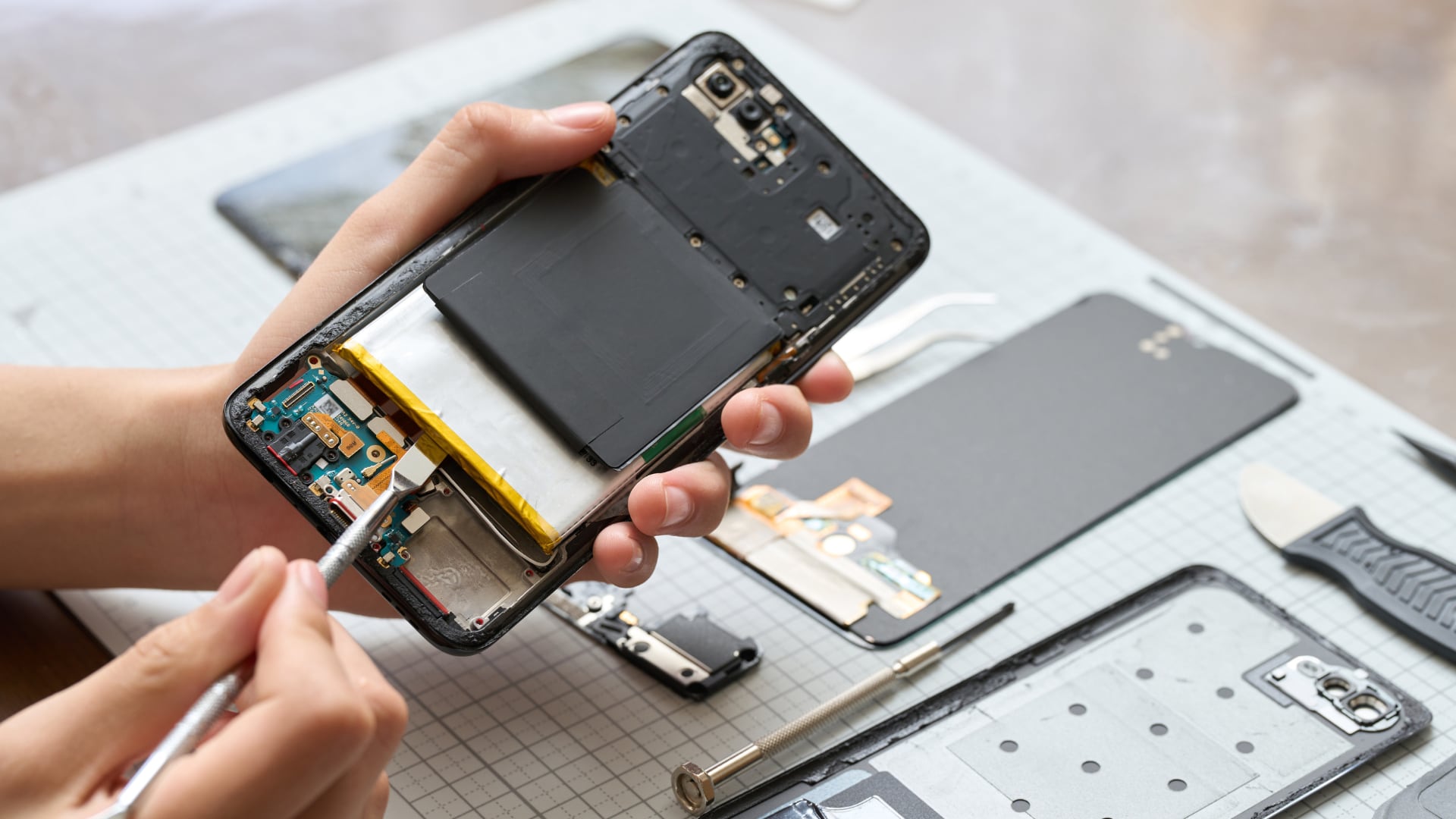 Los teléfonos móviles son dispositivos que, con el tiempo, pueden presentar fallos que requieren de una revisión técnica.