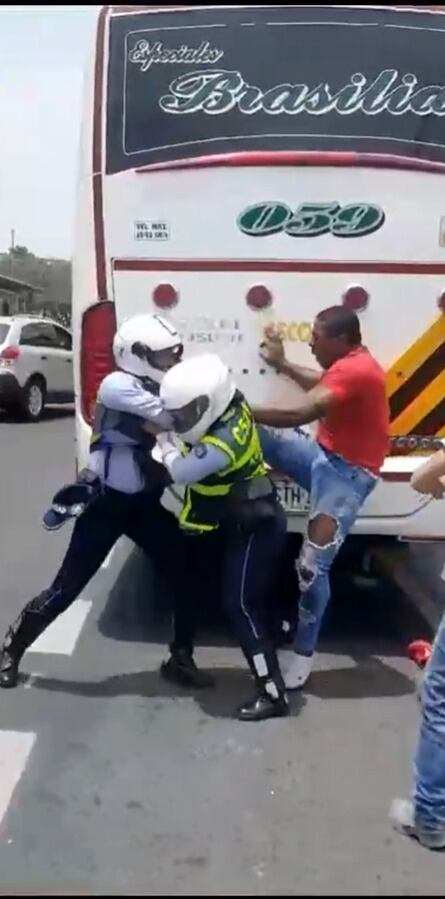 Agresión a un agente de tránsito en Cali.