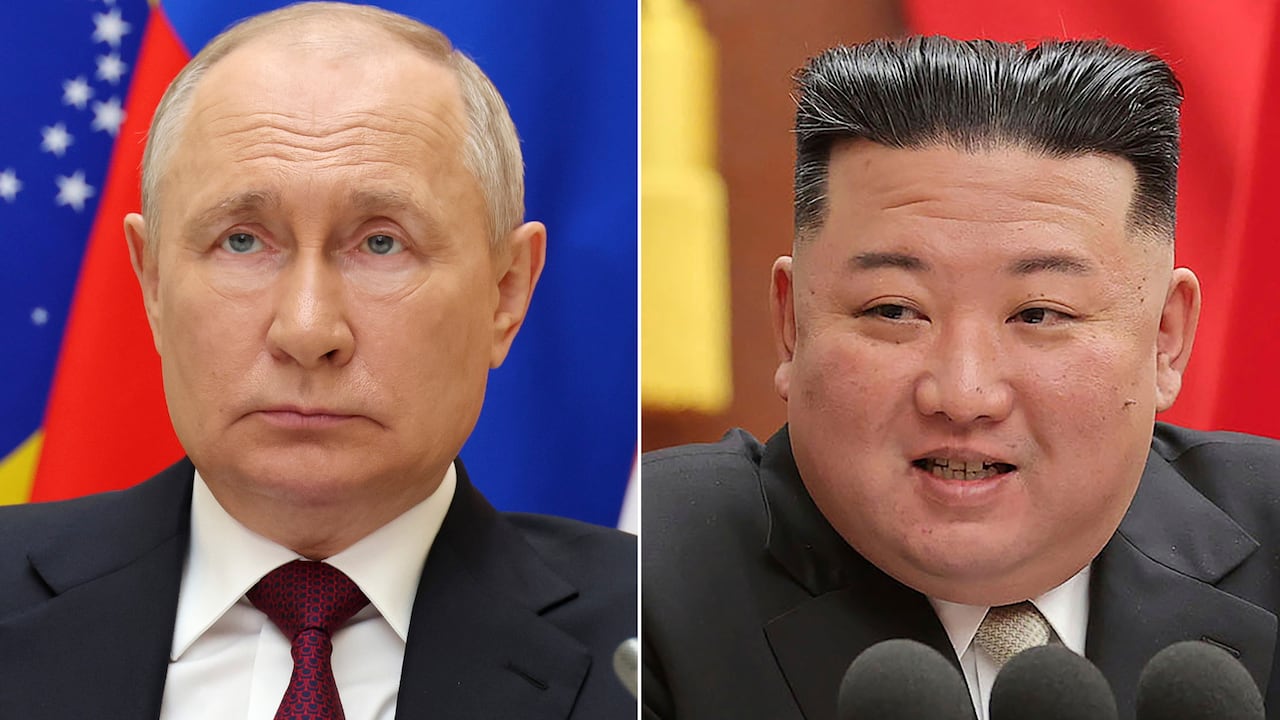 El presidente ruso, Vladimir Putin, escucha durante una reunión en Moscú, el 23 de agosto de 2023, y el líder norcoreano, Kim Jong Un, habla durante una reunión del gobernante Partido de los Trabajadores en su sede en Pyongyang, Corea del Norte, a principios de 2023.