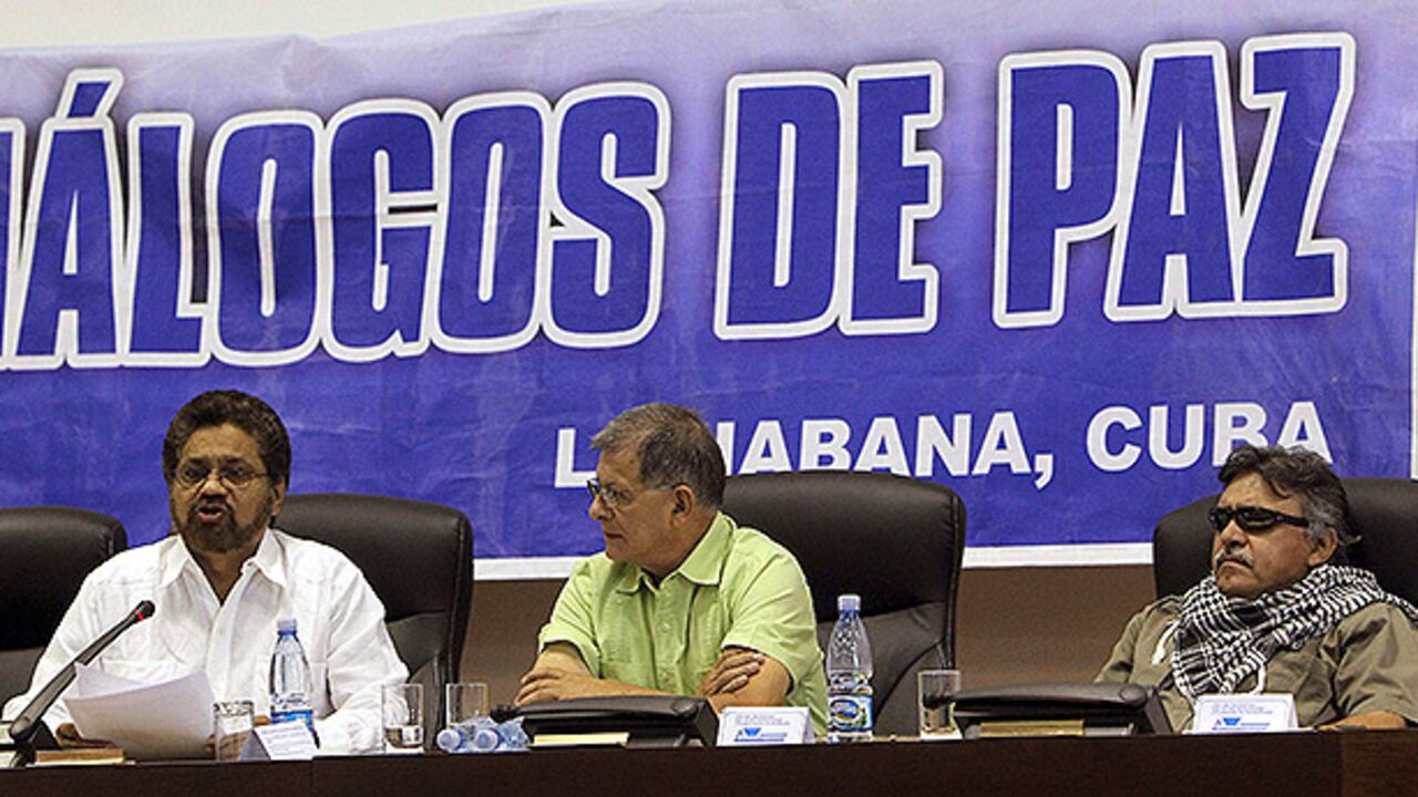 El comandante de las Fuerzas Armadas Revolucionarias de Colombia (FARC), Iván Márquez (i), lee un comunicado junto a los también comandantes de las FARC, Ricardo Téllez (c) y Jesús Santrich (d), sábado 7 de junio de 2014, en La Habana (Cuba).