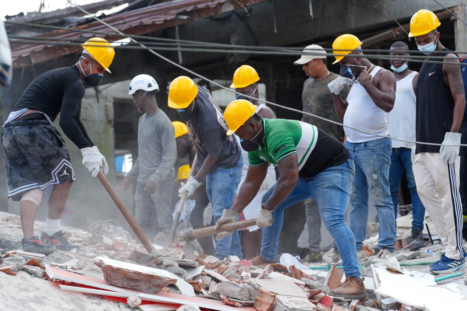 Trabajadores tratan de rescatar a personas en los escombros de edificaciones colapsadas tras el terremoto de este lunes con epicentro en Chocó..