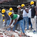 Trabajadores tratan de rescatar a personas en los escombros de edificaciones colapsadas tras el terremoto de este lunes con epicentro en Chocó..