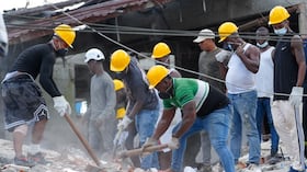 Trabajadores tratan de rescatar a personas en los escombros de edificaciones colapsadas tras el terremoto de este lunes con epicentro en Chocó..