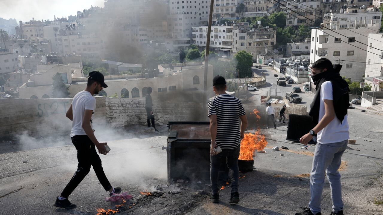 Jóvenes palestinos bloquean una carretera con incendios durante los enfrentamientos con las fuerzas israelíes que realizan una redada de arresto, en la ciudad cisjordana de Naplusa, el martes 9 de mayo de 2023.
