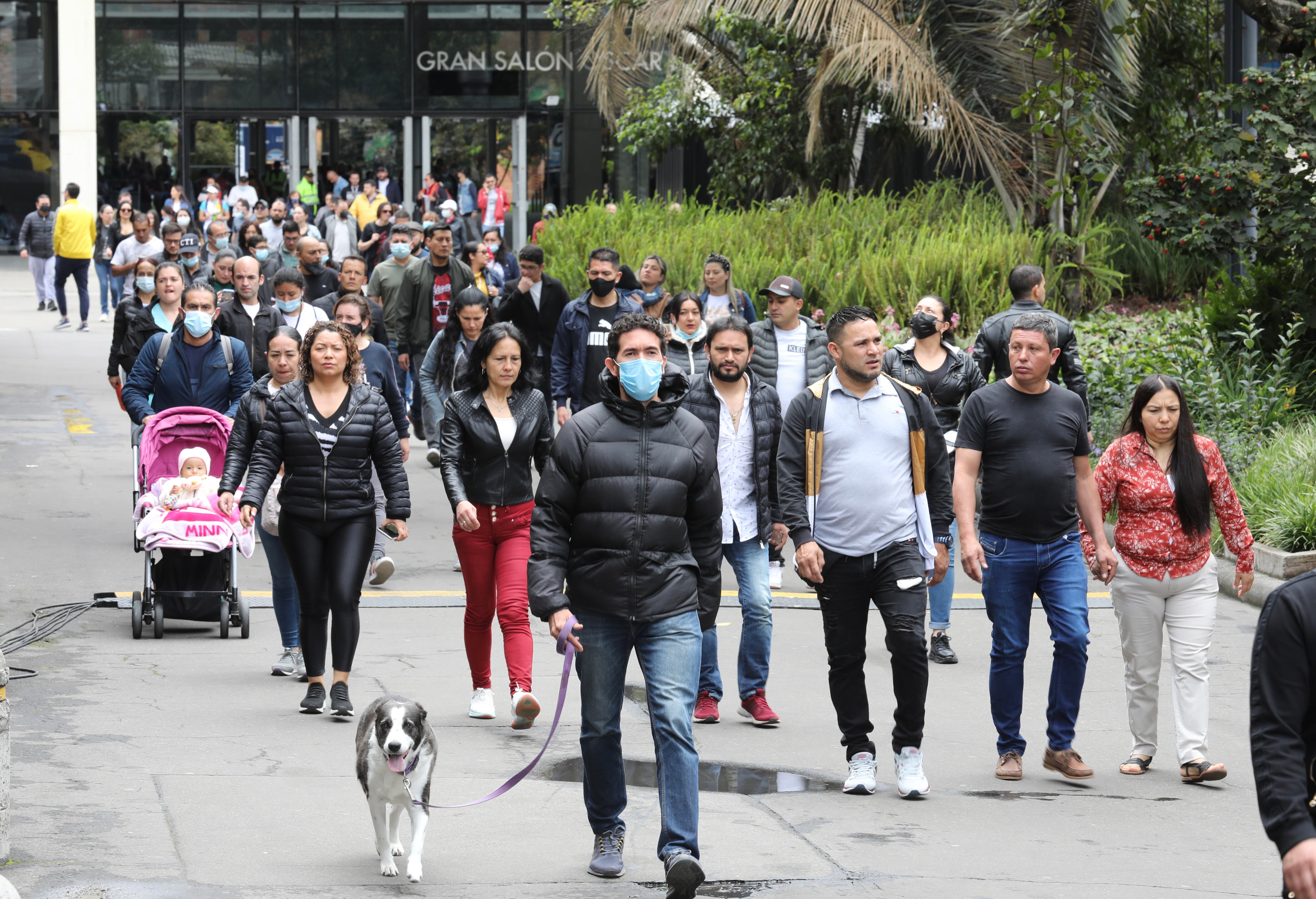Votaciones  filas gente corferias