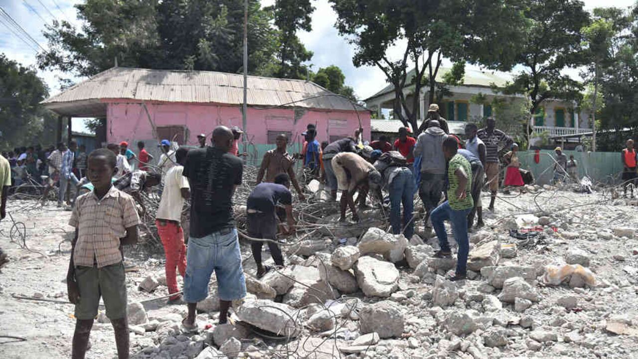 Al menos 12 personas fallecieron tras el sismo que le recuerda a los haitianos la tragedia que vivieron hace ocho años.