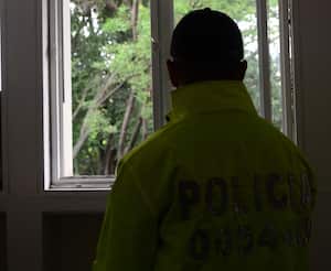 Con nueve años en la institución y seis como agente encubierto, este patrullero combate las bandas de microtráfico. Y no es, precisamente, el dinero el que lo motiva a arriesgar su vida al convivir entre los delincuentes que persigue.