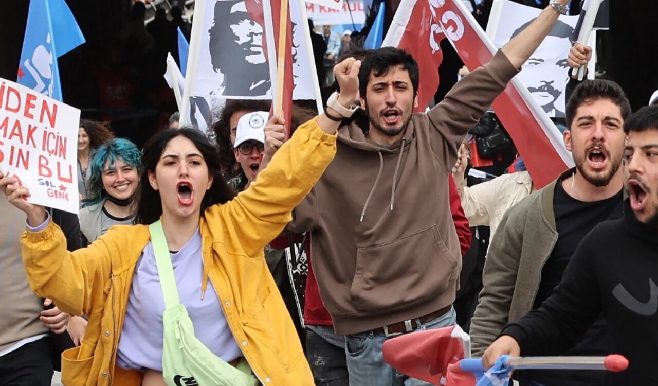 Ciudadanos en la ciudad de Ankara, Turquía, salieron a las calles a protestar en el primero de mayo