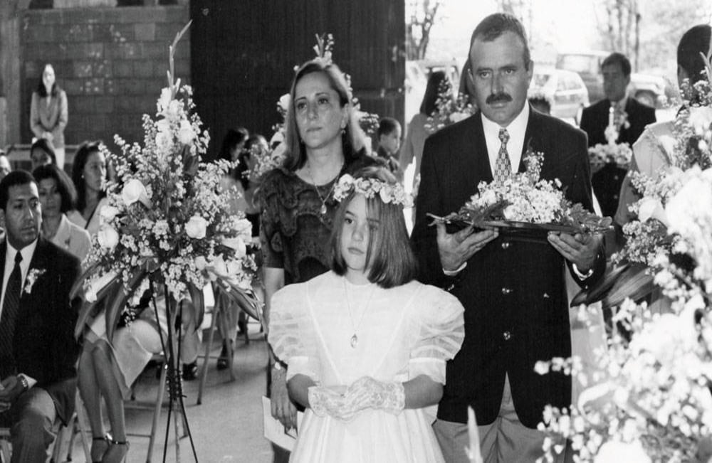 El día de su Primera Comunión con sus padres, Mónica Uribe Cuartas y Francisco Javier Gómez Jaramillo.