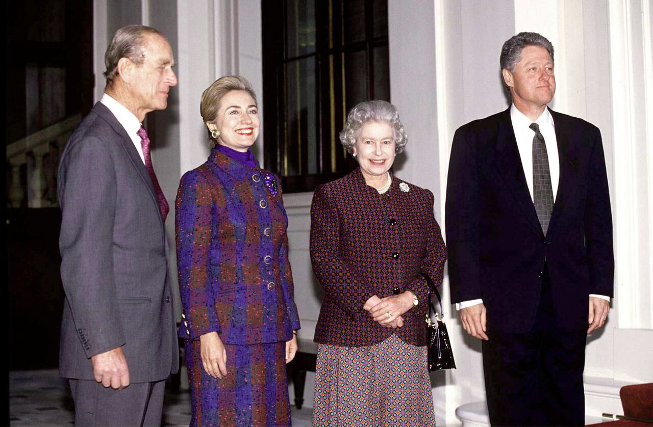 El príncipe Felipe, Hillary Clinton, Isabel II y Bill Clinton en el Palaco de Buckingham en 1995.