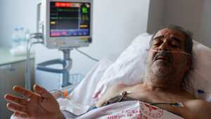 Sobreviviente del terremoto en Turquía recibe atención médica en el hospital de la ciudad de Mersin.