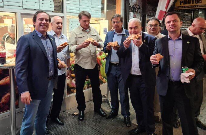 Por no estar vacunado Bolsonaro tuvo que comer una pizza en la calle en Nueva York