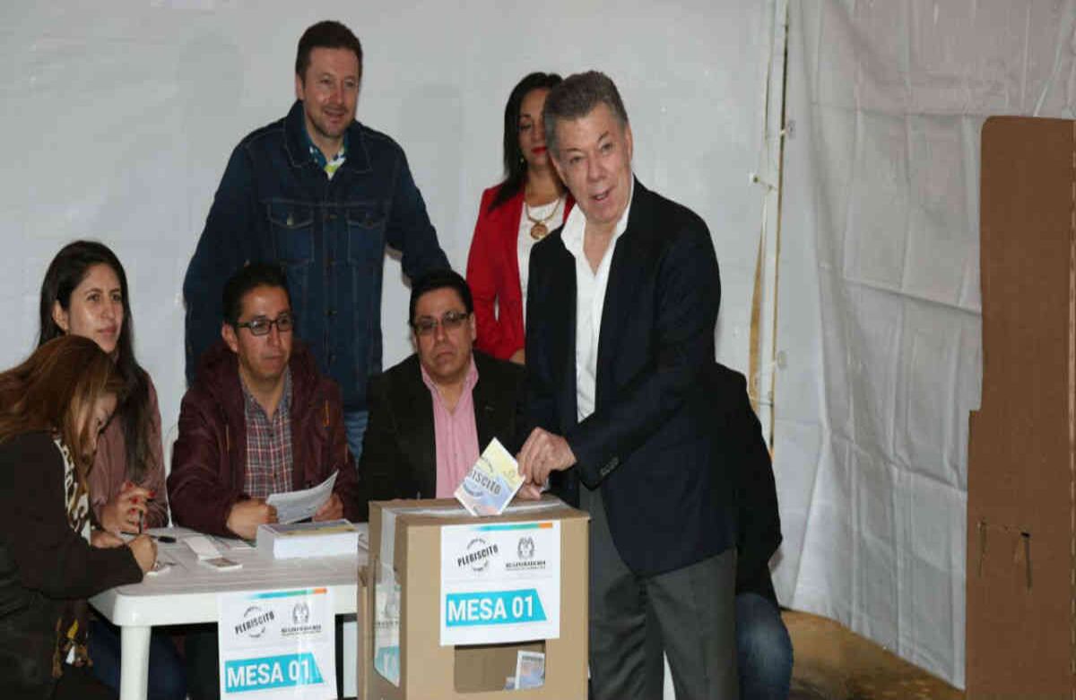 El presidente Juan Manuel Santos dio su voto por el Sí en la Mesa 1 de la Plaza de Bolívar.