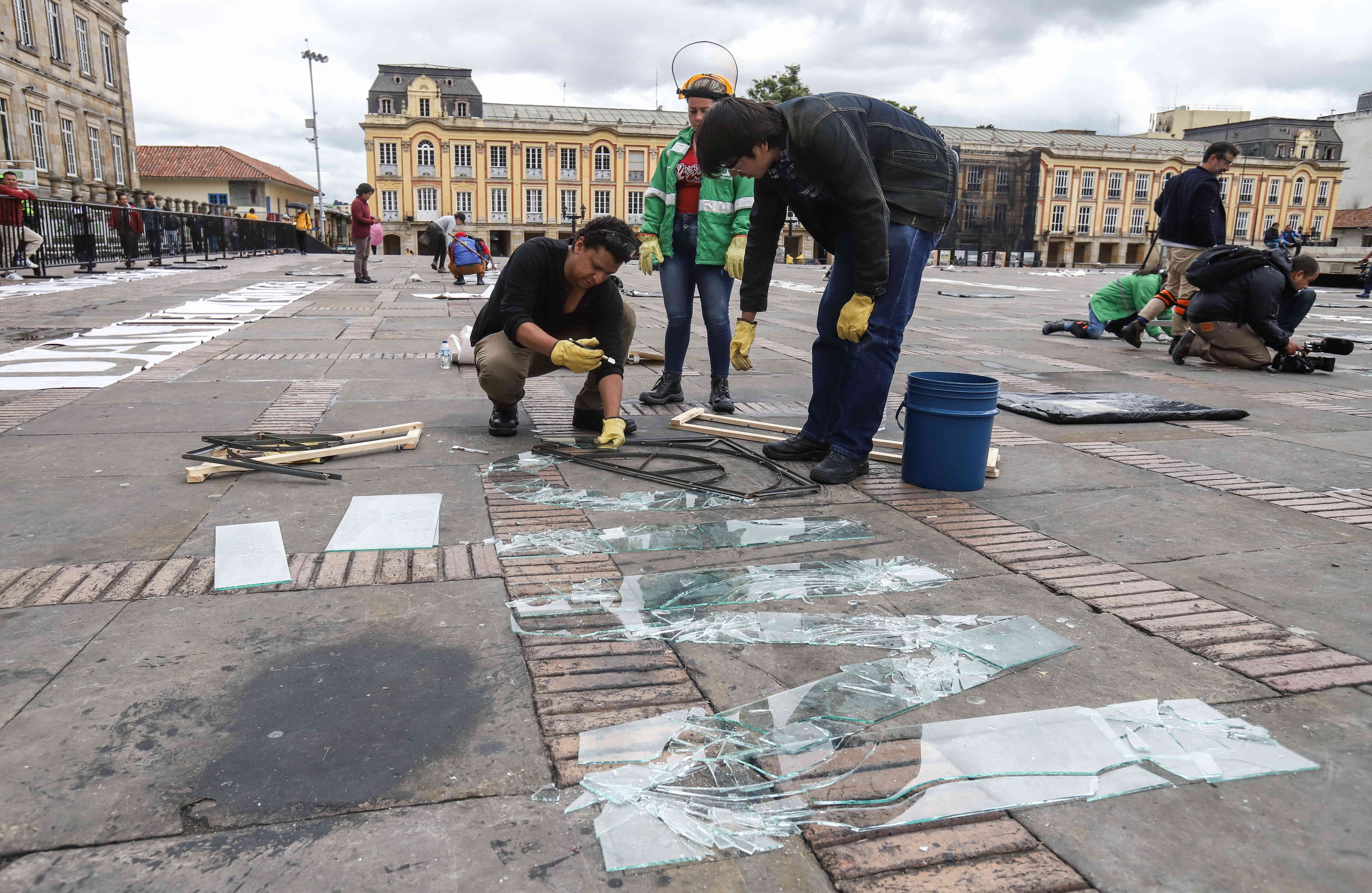 “Estas personas ya fueron asesinadas, si las olvidamos las asesinamos dos veces. Este tipo de acto pretende que estas personas se mantengan vivas a través de la invocación continua de sus nombres”, dijo la artista. Foto: Diana Rey Melo